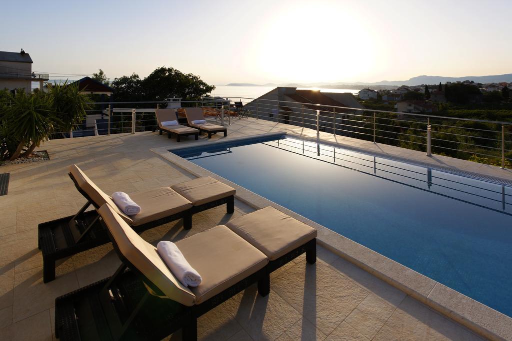 Villa Mermaid Your Croatian Haven With Luxury Pool And Scenic Views Podstrana Zewnętrze zdjęcie